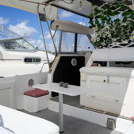 船上ホテル Night At Sea